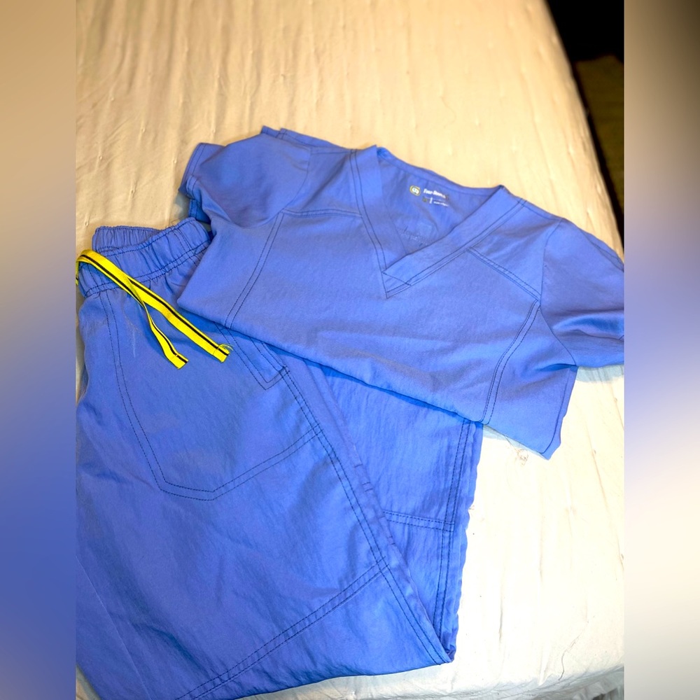 Wonder Wink Four Stretch Scrub Set